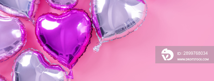 情人节浪漫的设计理念-美丽的真实心形箔气球孤立在苍白的p上