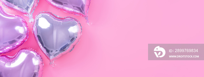 情人节浪漫设计理念-美丽的真实心形箔气球隔离在苍白的p上