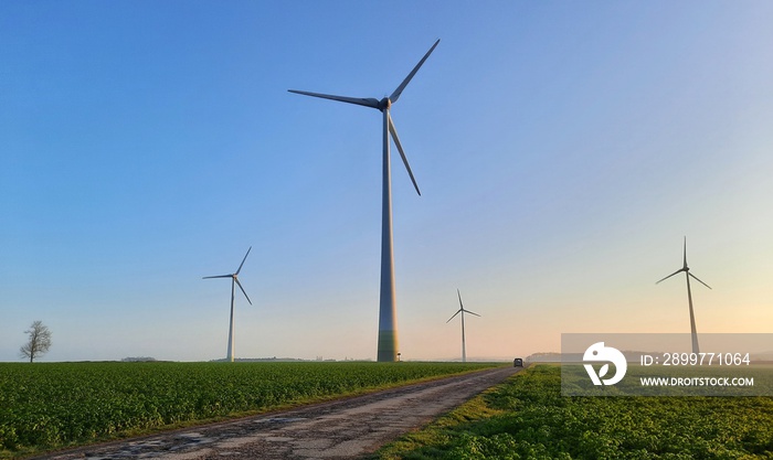 Route agricole au milieu dun champ déoliennes