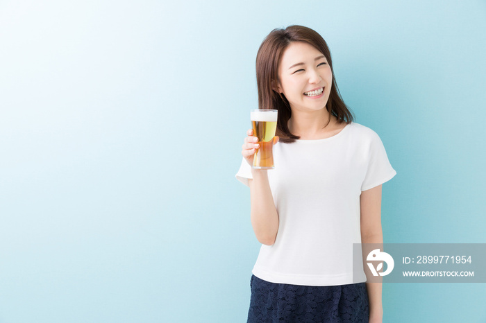 ビールを飲む女性