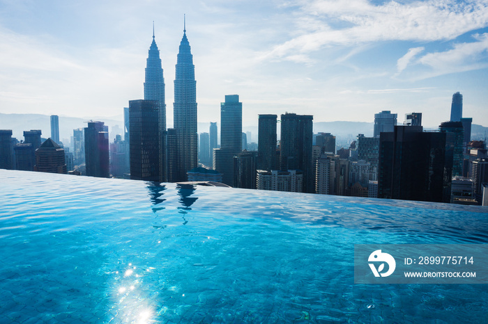 酒店屋顶上的游泳池，享有美丽的城市景观。吉隆坡。
