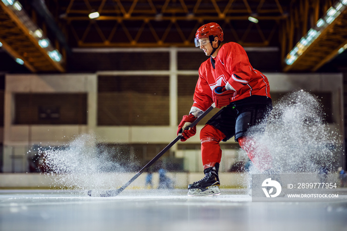 无畏的冰球运动员全程滑冰并试图得分。大厅内部。冬季spor