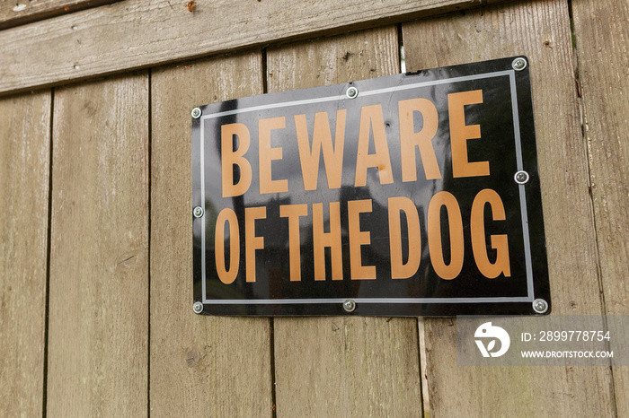 小心木栅栏上的狗标志