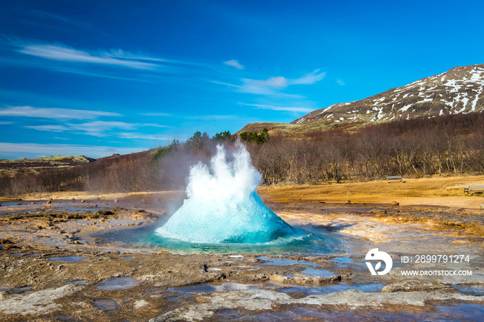 冰岛黄金圈Strokkur geysir火山喷发