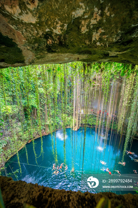 墨西哥奇琴伊察附近令人惊叹的Ik Kil Cenote