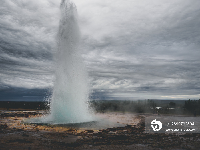 冰岛南部Haukadalur地区geysir Strokkur火山爆发