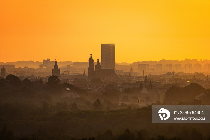 Wschód słońca z Fort Bodzów z widokiem na Kraków. Kościół Mariacki. Unity. Mgła. Polska