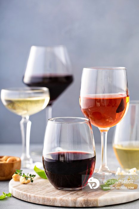不同玻璃杯中的红葡萄酒、白葡萄酒和玫瑰，各种葡萄酒