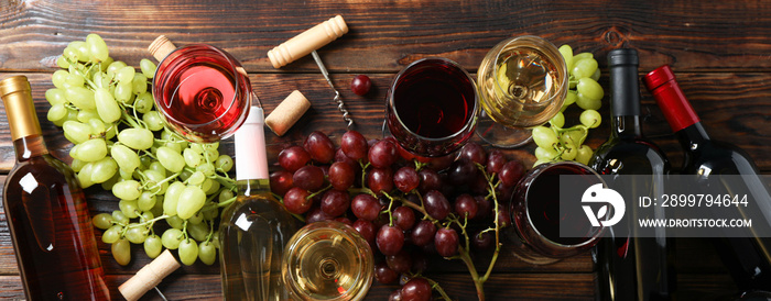 平躺。葡萄、开瓶器、瓶子和玻璃杯，木底葡萄酒