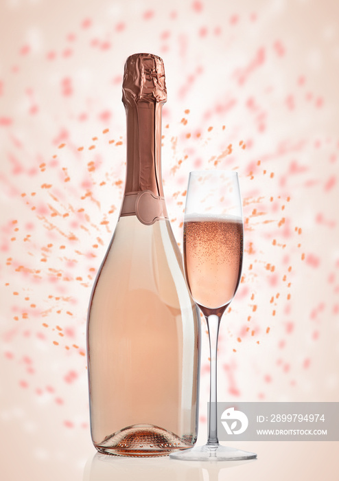 一瓶一杯粉红色的玫瑰香槟