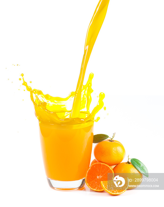 在白色背景下用橙子泼洒橙汁