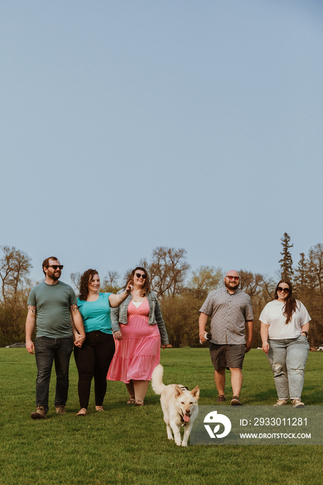 5 friends hang outside in the park