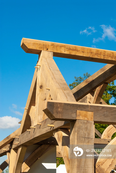 détail sur charpente en bois en construction