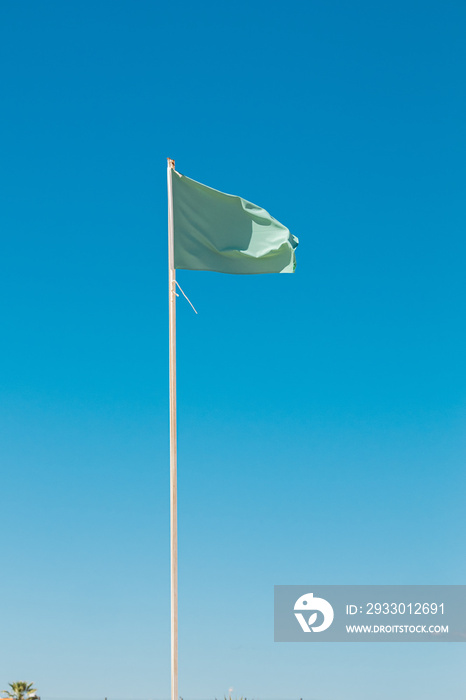 Drapeau vert sur la plage