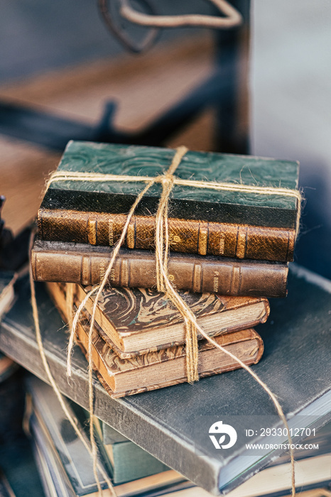 Pile de livres anciens dans une librairie