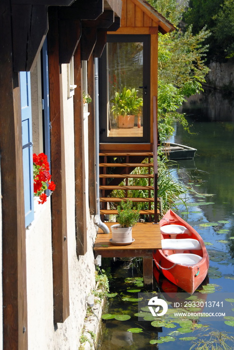 Barque rouge au bord de l’eau, Chartres, Eure et Loir, France