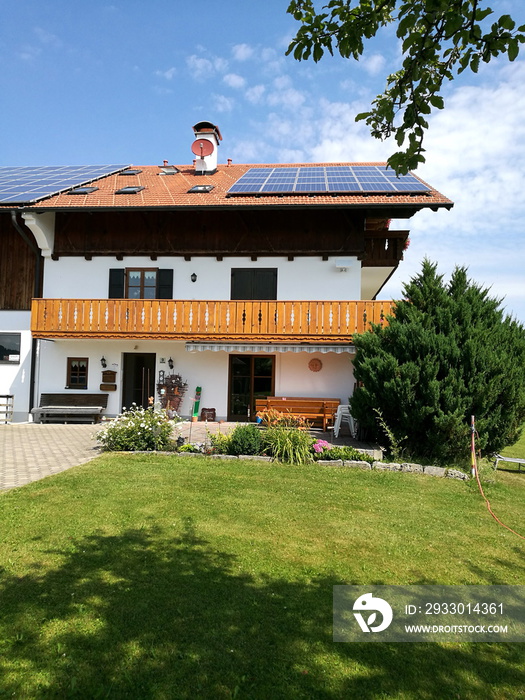 Bayerisches Bauernhaus mit Photovoltaik auf dem Dach im Sommer bei Sonnenschein in Rottenbuch im Pfaffenwinkel im Kreis Weilheim-Schongau in Oberbayern