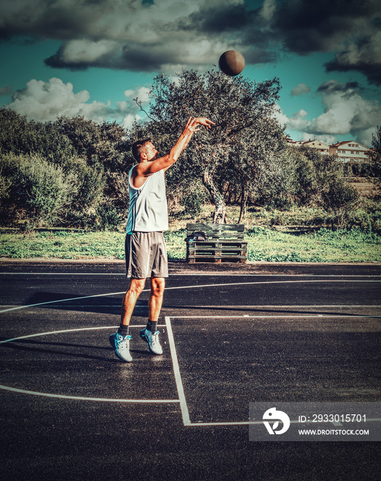 Lefty basketball player practicing free throws