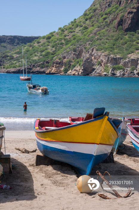 Escena con barcas de pesca en la playa de Tarrafal en  la isla de Santiago en Cabo Verde