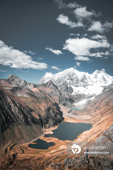 Increíble vista de la laguna Jahuacocha de la Cordillera Huayhuash que está en los Andes Peruanos