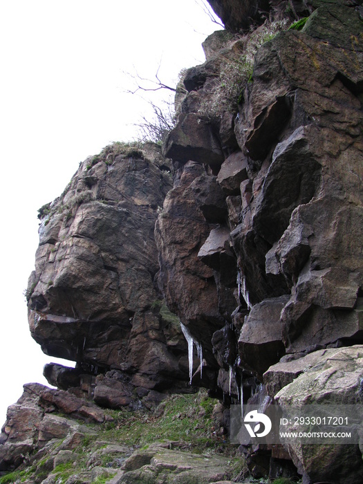 Fragment skały przy wodzie nad rzeką