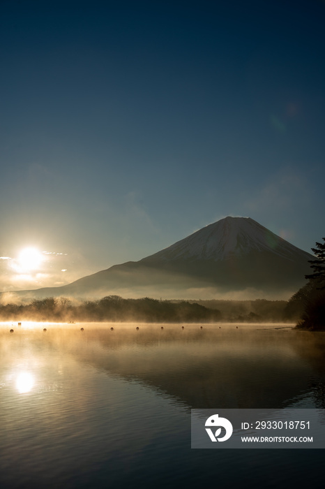 日の出の富士山　精進湖　縦構図