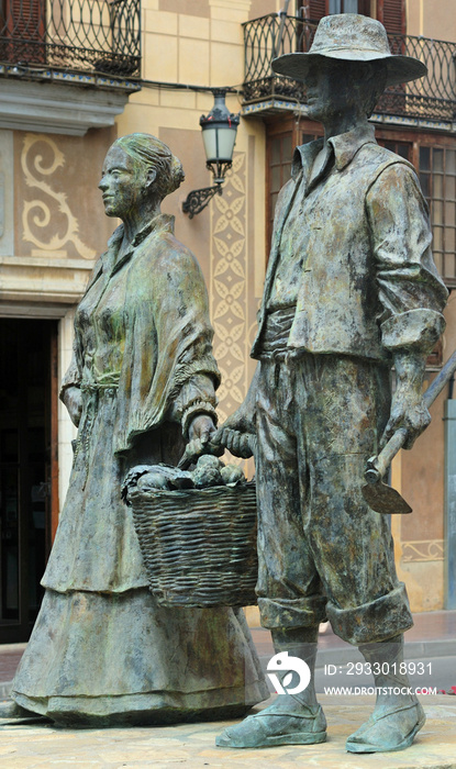 Statue in Benicarlo - peasant couple with artichokes