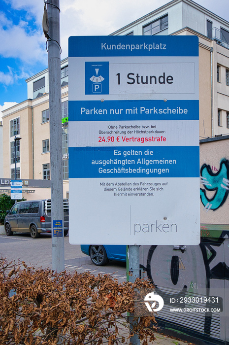 Schild am Parkplatz, Privatparkplatz am Supermarkt, AGB, Parkuhr, Parken beim Einkaufen, Abzocke, Bußgeld