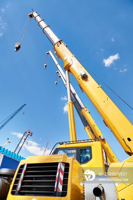 Telescopic mobile cranes