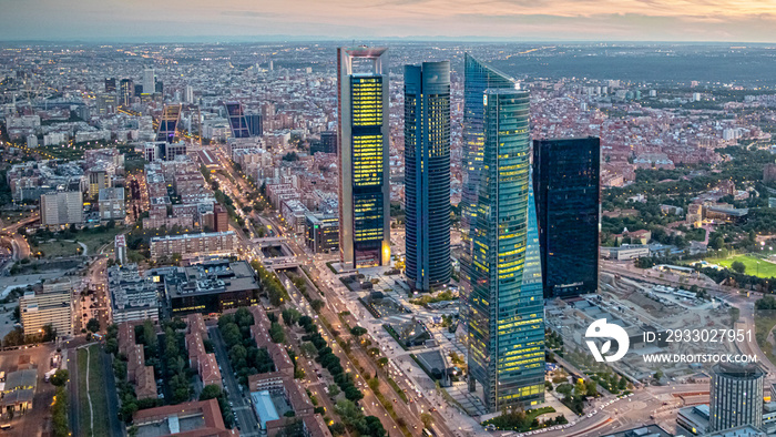 Vistas de las cuatro torres durante el atardecer en la ciudad de Madrid durante un día soleado y sin nubes, España.