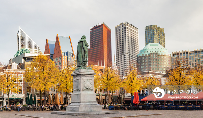 Panorama photo of the statue of William of Orange on het Plein in the Hague in autumn tones with the sky-line in the background