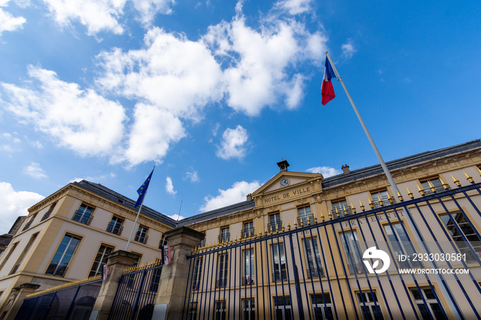 Vue extérieure de la façade de l’hôtel de ville de Sèvres, Hauts-de-Seine, France