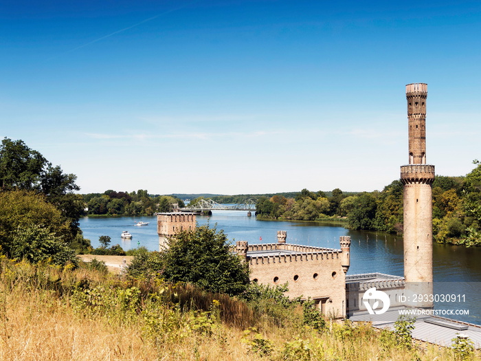 Berlin Brandenburg und Potsdam. Dampfmaschinenhaus und Glienicker Brücke am Ufer zwischen Griebnitzsee und Glienicker Lake