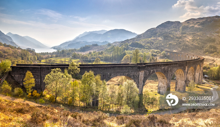 Glenfinnan Viaduct and the scottish Highlands in the background