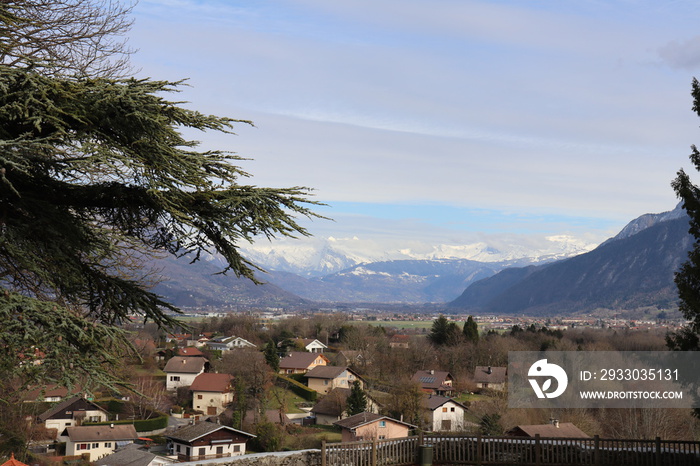 La chaîne montagneuse des Aravis ou massif des Aravis en Haute Savoie vu du côté ouest depuis le village de La Roche sur Foron - Département Haute Savoie - Région Rhône Alpes - France