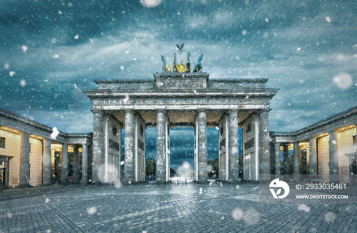 Das Brandenburger Tor in Berlin in einem Schneesturm im Winter