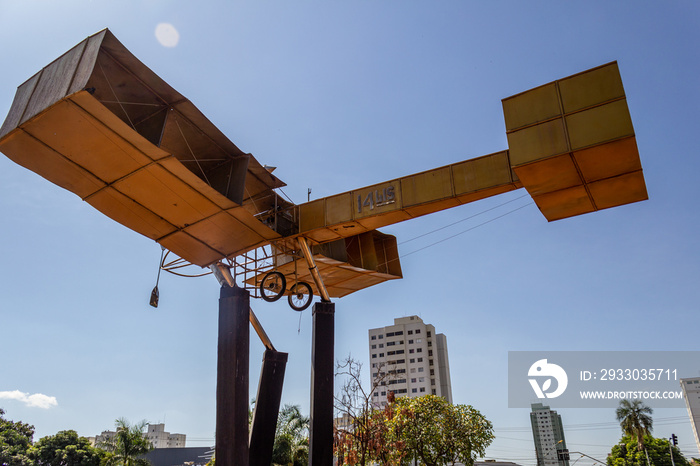 Monumento da Praça Santos Dumont (ou Praça do Avião) em Goiânia. Réplica do avião 14 Bis.