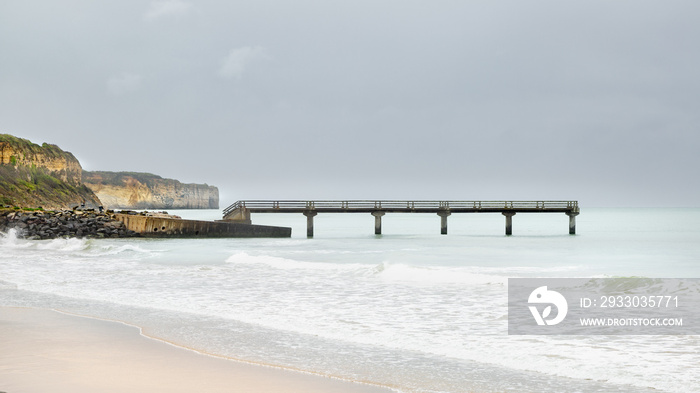 Ponton sur Omaha beach en Normandie en été, France. Les plages du débarquement.