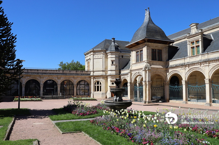 Le pavillon Anne de Beaujeu, bâtiment du château des ducs de Bourbon, vu de l’extérieur, ville de Moulins, département de l’Allier, France