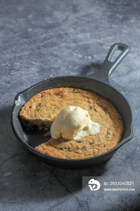 Big Chocolate Chips Cookies on Cast Iron