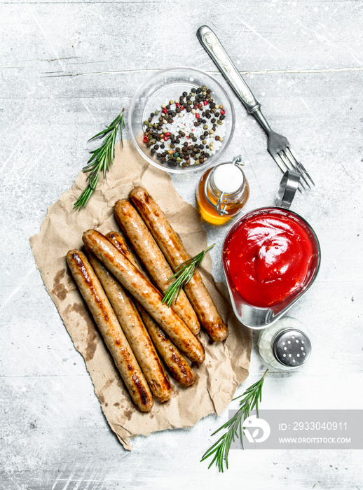 Grill sausages with seasonings and tomato sauce .