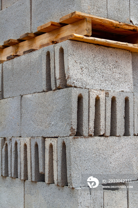 Uma pilha de calhas de concreto que estão em exposição para venda.