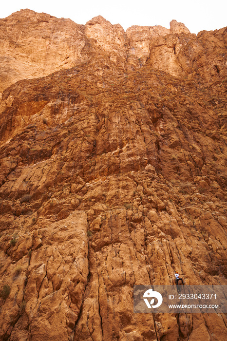 Escalade sur une montagne ds gorges de Todgha au Maroc.