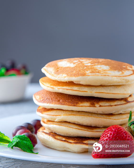 pancakes saludables, deliciosos y acompañados  con frutas