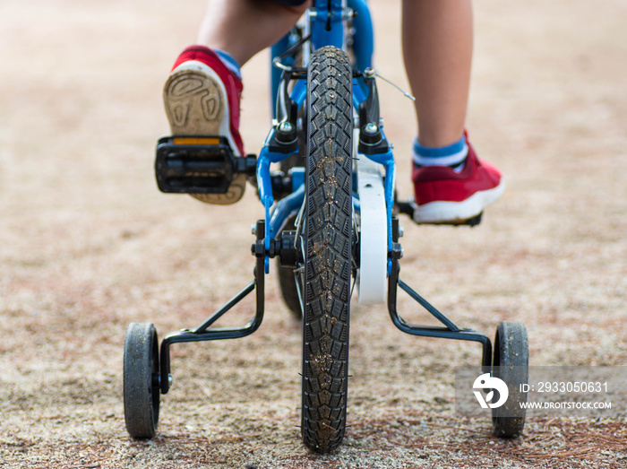 Niño pedaleando con su bici