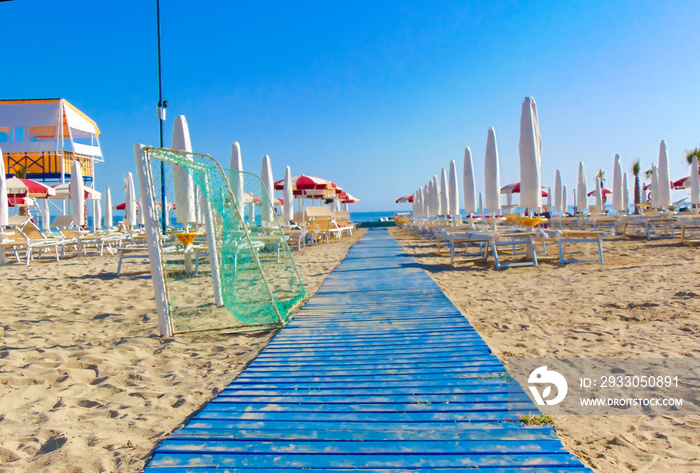 Wood alley to the beach