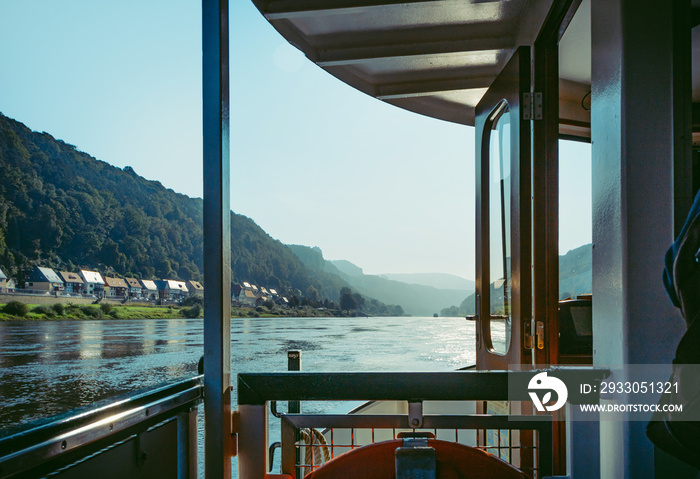 Wunderschöne Landschaft in der Sächsischen Schweiz. Blick auf die Elbe und Richtung Bad Schandau mit den berühmten Schrammsteine. Aufgenommen im Hochsommer zwischen Felsen und Sandsteinen