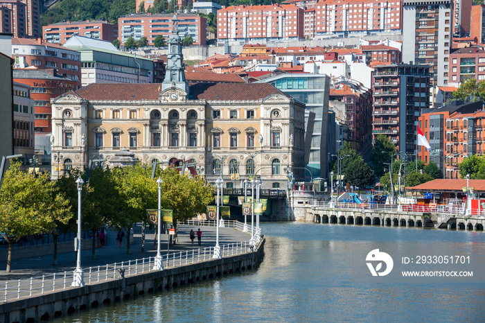 Ría y edificio del ayuntamiento de Bilbao en el País Vasco, España