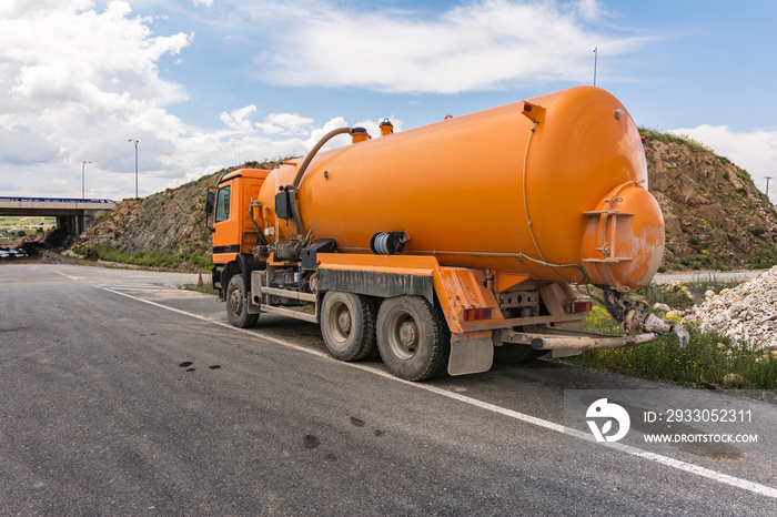 Tank truck to transport water or liquids for construction