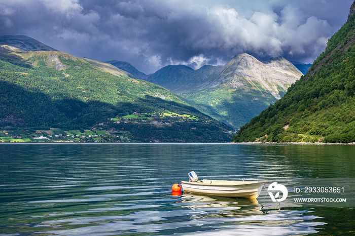 Ein Boot auf dem Storfjord in Norwegen